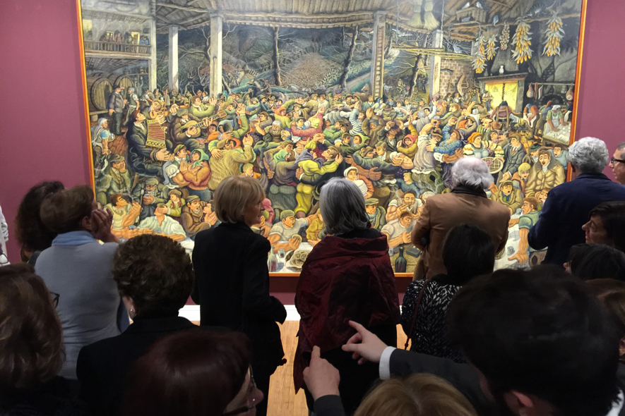 VISITATORI DAVANTI AL QUADRO "FESTA" IN MOSTRA AL LABIRINTO DI FRANCO MARIA RICCI - foto Antonio Auricchio