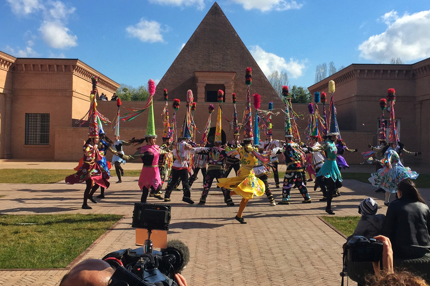 CARNEVALE AL LABIRINTO DI FRANCO MARIA RICCI CON I LACCHE' DEI GRUPPI FOLKLORISTICI DEL FRIGNANO - foto CoviliArte